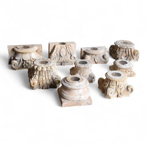 Portacandele antichi indiani in capitello architettonico recuperato e intagliato