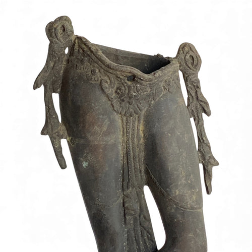 Frammento di scultura antica indiana in bronzo raffigurante una divinità